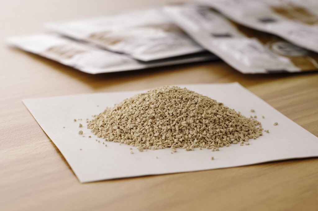 紙の上に盛られた漢方薬の顆粒。粉末状で茶色い粒が特徴的な医療用漢方薬(保険適用内)