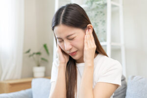 耳鳴りは漢方で根本的な治療を行うことができます。 市販の漢方薬で変化がなかった方や、専門の診療科に受診した方、CTなどの検査をしても改善しなかった方など、お気軽に漢方専門のオンライン診療でご相談ください。