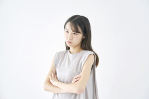イライラやストレスを感じている表情の女性のイメージ写真。感情の乱れやホルモンバランスの変化に悩む様子を表現。